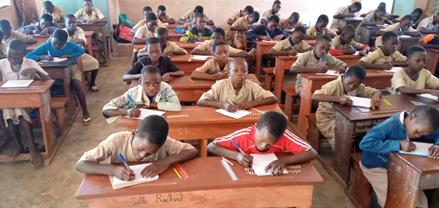 Verwendung der im Rahmen des MAKARANTA-Wettbewerbs hergestellten Pulte