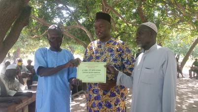 Presentation of the 1st prize to the Director (left) of EPP BONIKPARA and the President of the Parents' Office (right) by the Head of the Pedagogical Region (centre).